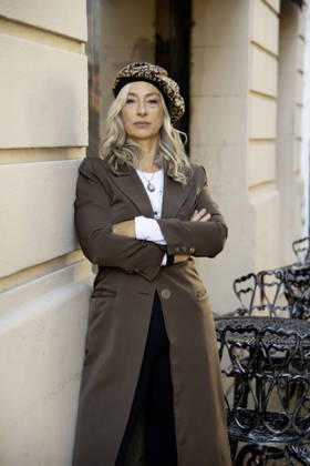 Elegant mature woman in trench coat on European street Buenos Aires, Buenos Aires, Argentina R_TQOI260528-2041040-01 ,model released, Symbolfoto