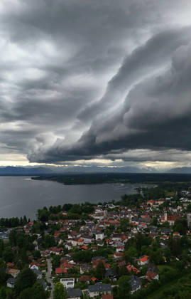An early summer day in Tutzing, Starnberg district Here the view over the village and Lake Starnberg with the Alps on the horizon, where a thunderstorm is just coming up, a wall of clouds, thunderstorm roll, cloud roll, thunderstorm front, thunderstorm roll, thunderstorm front, dark clouds, weather picture