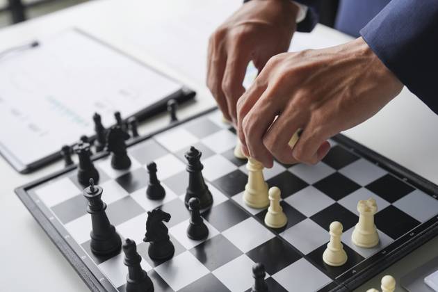 Personalkonzept Karrieremanagement mit verschränkten Händen Planungsstrategie mit Schachfiguren. Personalabteilung Suche nach Mitarbeitern HR concept Career management with folded hands Planning strategy with chess pieces. HR department Search for employees Copyright: imageBROKER SirijitxJongcharoenk ibxiqx17743870.jpg