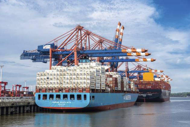 Großcontainerschiffe Maersk Monte Alto und Wilhelmshaven Express an den Liegeplätzen des Eurogate Containerterminals in Hamburg-Waltershof während der Abfertigung unter blau-roten Containerbrücken, Hamburg, Deutschland Large container ships Maersk Monte Alto and Wilhelmshaven Express at the berths of the Eurogate container terminal in Hamburg-Waltershof during handling under blue-red container bridges, Hamburg, Germany Copyright: imageBROKER ThomasxLammeyer ibltlf17931955.jpg