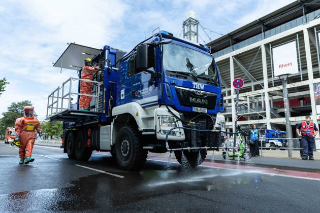 resConEx 2026 on 03 06 2026 at the RheinEnergieStadion in Cologne A THW vehicle sprays the road in front of the RheinEnergieStadion Decontamination of the road xJRx