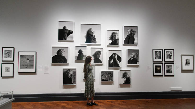 Marilyn Monroe: A Portrait Photo Call at National Portrait Gallery, London, UK - 3 June 2026 A staff member views Marilyn Monroe (1946) By Andre De Dienes as part of The National Portrait Gallery s Marilyn Monroe: A Portrait Exhibition which runs from 4th June 2026 - 6th September 2026 at National Portrait Gallery in London, England, UK on Wednesday 3 June, 2026., Credit:Justin Ng Avalon UK, England, London, National Portrait Gallery  Copyright: xJustinxNgx xAvalonx 1107489242