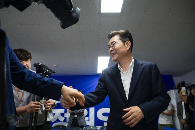 June 3, 2026, Seoul, South Korea: Seoul mayoral candidate Chong Won-o of the ruling Democratic Party of Korea greets reporters at his campaign office in Seoul, South Korea, as local elections are underway on Wednesday, June 3, 2026 Seoul South Korea  - ZUMAh163 20260603_znp_h163_011 Copyright: xJintakxHanx