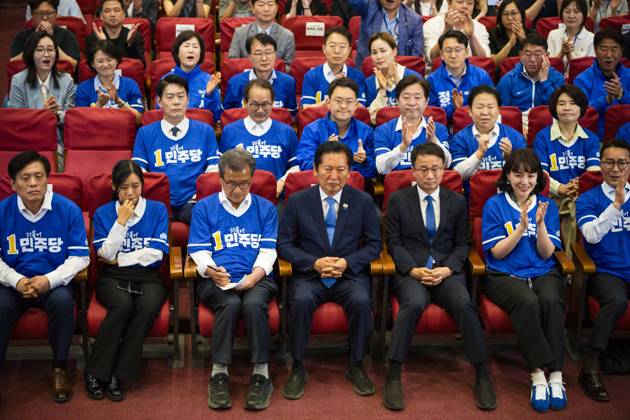 June 3, 2026, Seoul, South Korea: Members of the ruling Democratic Party of Korea, including party leader Jung Chung-rae, center, celebrate as exit poll results predict a landslide win for their party in the local elections, on Wednesday, June 3, 2026 at the National Assembly in Seoul, South Korea. Seoul South Korea - ZUMAh163 20260603_znp_h163_015 Copyright: xJintakxHanx