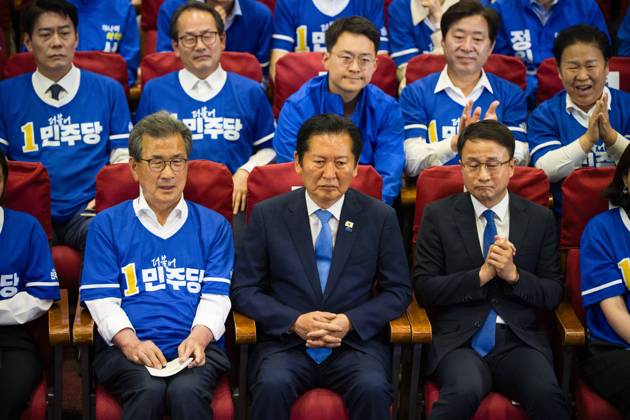 June 3, 2026, Seoul, South Korea: Members of the ruling Democratic Party of Korea, including party leader Jung Chung-rae, center, celebrate as exit poll results predict a landslide win for their party in the local elections, on Wednesday, June 3, 2026 at the National Assembly in Seoul, South Korea. Seoul South Korea - ZUMAh163 20260603_znp_h163_016 Copyright: xJintakxHanx
