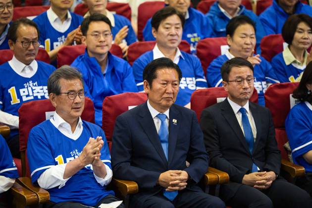 June 3, 2026, Seoul, South Korea: Members of the ruling Democratic Party of Korea, including party leader Jung Chung-rae, center, celebrate as exit poll results predict a landslide win for their party in the local elections, on Wednesday, June 3, 2026 at the National Assembly in Seoul, South Korea. Seoul South Korea - ZUMAh163 20260603_znp_h163_018 Copyright: xJintakxHanx