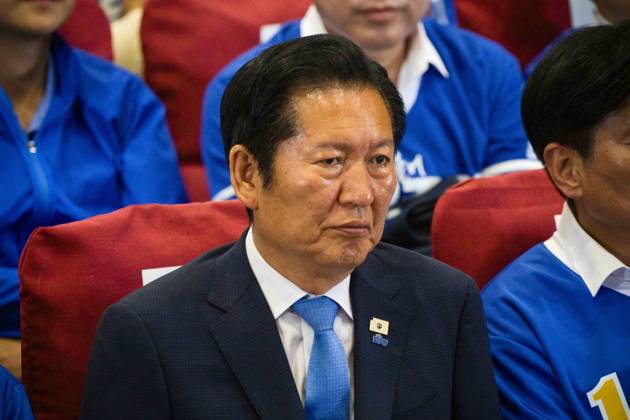June 3, 2026, Seoul, South Korea: Jung Chung-rae, leader of the ruling Democratic Party of Korea, watches as exit poll results predict a landslide win for his party in the local elections, on Wednesday, June 3, 2026 at the National Assembly in Seoul, South Korea. Seoul South Korea  - ZUMAh163 20260603_znp_h163_019 Copyright: xJintakxHanx