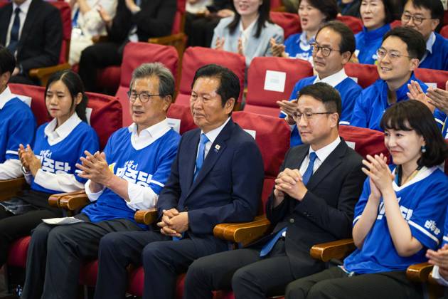 June 3, 2026, Seoul, South Korea: Members of the ruling Democratic Party of Korea, including party leader Jung Chung-rae, center, celebrate as exit poll results predict a landslide win for their party in the local elections, on Wednesday, June 3, 2026 at the National Assembly in Seoul, South Korea. Seoul South Korea - ZUMAh163 20260603_znp_h163_020 Copyright: xJintakxHanx