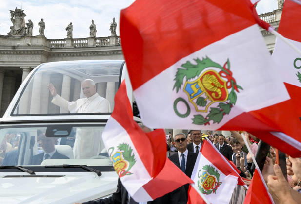 Pope Leo XIV Leads The General Audience - Vatican People are waving the traditional Peruvian flag during the weekly general audience led by Pope Leo XIV in Saint Peter’s square, Vatican on June 3, 2026. Photo by (EV) Simone Risoluti Vatican Media ABACAPRESS.COM Vatican Vatican (or Holy See)  Copyright: xABACAx