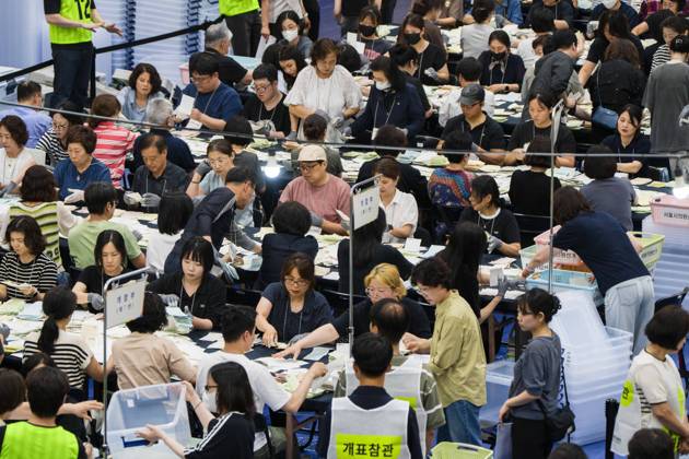 June 3, 2026, Seoul, South Korea: Poll workers count ballots after the conclusion of voting in South KoreaÃ¢â‚¬â ¢s local elections on Wednesday, June 3, 2026 in Seoul, South Korea. Seoul South Korea  - ZUMAh163 20260603_znp_h163_047 Copyright: xJintakxHanx