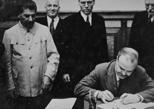 RECORD DATE NOT STATED Russian Foreign Minister Vyacheslav Molotov signing the Stalin-Hitler Pact, 1939  !ACHTUNG AUFNAHMEDATUM GESCHÄTZT!