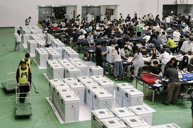 June 3, 2026, Seoul, Seoul, South Korea: Election workers count ballots at a vote-counting center following South Korea s nationwide local elections on June 3. Voters elected mayors, governors, local council members and regional education superintendents. Seoul South Korea  - ZUMAm346 20260603_znp_m346_020 Copyright: xSuhxJeenxMoonx