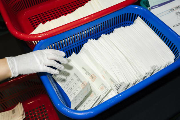 June 3, 2026, Seoul, Seoul, South Korea: Election workers count ballots at a vote-counting center following South Korea s nationwide local elections on June 3. Voters elected mayors, governors, local council members and regional education superintendents. Seoul South Korea  - ZUMAm346 20260603_znp_m346_009 Copyright: xSuhxJeenxMoonx