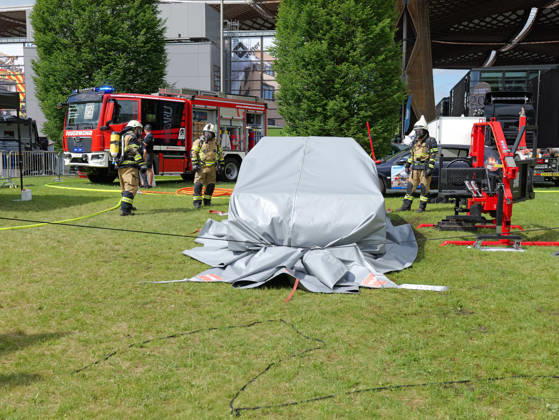 Interschutz 2026 in Hanover A burning electric car is covered with a fire blanket Copyright: xBerndxGüntherx