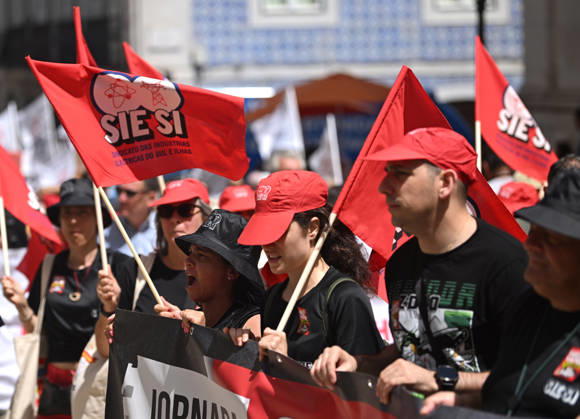 Nationwide Strike For Workers Lisbon LISBON, PORTUGAL - JUNE 03: Protesters hold a banner and wave red trade union flags as they line the streets during a national mobilization in Lisbon, Portugal on June 03, 2026. The demonstration, organized under the National Fight Day motto, demands increased wages, guaranteed labor rights, and measures against the rising cost of living, while advocating for the right to health and housing. Zed Jameson Anadolu Lisbon Portugal. Editorial use only. Please get in touch for any other usage.  Copyright: x2026xAnadoluxZedxJamesonx