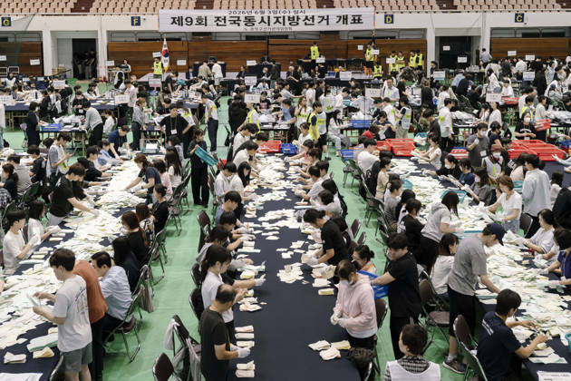 June 3, 2026, Seoul, Seoul, South Korea: Election workers count ballots at a vote-counting center following South Korea s nationwide local elections on June 3. Voters elected mayors, governors, local council members and regional education superintendents. Seoul South Korea - ZUMAm346 20260603_znp_m346_019 Copyright: xSuhxJeenxMoonx
