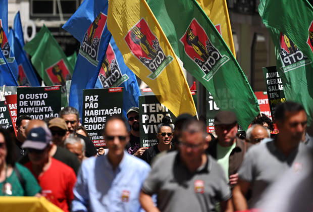 Nationwide Strike For Workers Lisbon LISBON, PORTUGAL - JUNE 03: Protesters hold a banner and wave red trade union flags as they line the streets during a national mobilization in Lisbon, Portugal on June 03, 2026. The demonstration, organized under the National Fight Day motto, demands increased wages, guaranteed labor rights, and measures against the rising cost of living, while advocating for the right to health and housing. Zed Jameson Anadolu Lisbon Portugal. Editorial use only. Please get in touch for any other usage.  Copyright: x2026xAnadoluxZedxJamesonx