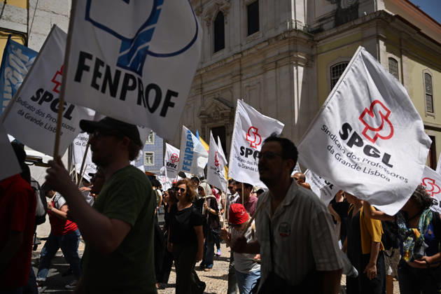 Nationwide Strike For Workers Lisbon LISBON, PORTUGAL - JUNE 03: Protesters hold a banner and wave red trade union flags as they line the streets during a national mobilization in Lisbon, Portugal on June 03, 2026. The demonstration, organized under the National Fight Day motto, demands increased wages, guaranteed labor rights, and measures against the rising cost of living, while advocating for the right to health and housing. Zed Jameson Anadolu Lisbon Portugal. Editorial use only. Please get in touch for any other usage.  Copyright: x2026xAnadoluxZedxJamesonx