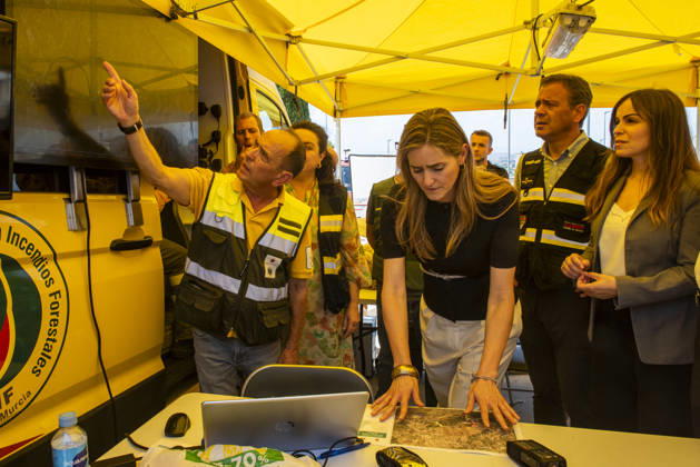 Second day of extinguishing the fire in Los Garres Murcia and has forced preventive evictions The third vice president and Minister for Ecological Transition and Demographic Challenge, Sara Aagesen, visits the Advanced Command post of the fire in Los Garres, June 2, 2026, in Murcia, Region of Murcia Spain The fire declared yesterday afternoon June 3 in the Murcian districts of Los Garres and Lages caused the activation of the Infomur Plan in emergency phase, in situation two, A total of 250 troops from the Region of Murcia are working in the area, along with local and state resources Units of the Third Battalion of Intervention of the Military Emergency Unit UME have gone from their base in Bétera Valencia to help in fighting this fire, af Copyright: xVictorxFernandezx 7569306
