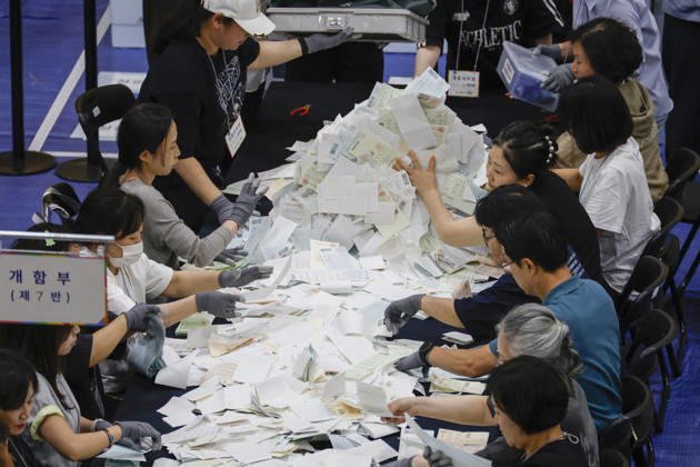 Nationwide local election vote count begins in South Korea Election officials sort ballots transferred from polling stations for the 9th National Simultaneous Local Elections at a vote-counting center in Seoul, South Korea, on June 03, 2026. Seoul South Korea  Copyright: xMatrixxImages JungxUi-Chelx