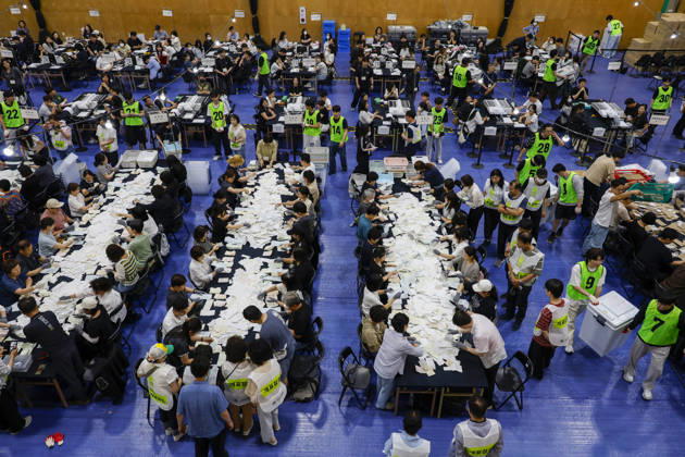 Nationwide local election vote count begins in South Korea Election officials sort ballots transferred from polling stations for the 9th National Simultaneous Local Elections at a vote-counting center in Seoul, South Korea, on June 03, 2026. Seoul South Korea  Copyright: xMatrixxImages JungxUi-Chelx