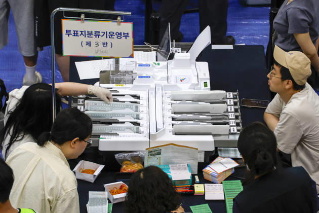 Nationwide local election vote count begins in South Korea Election officials sort ballots transferred from polling stations for the 9th National Simultaneous Local Elections at a vote-counting center in Seoul, South Korea, on June 03, 2026. Seoul South Korea  Copyright: xMatrixxImages JungxUi-Chelx