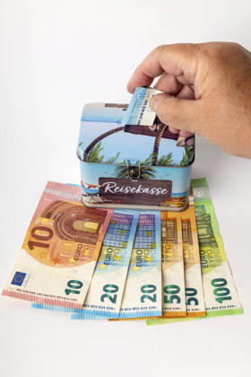 Cash for an upcoming vacation is saved in a travel money box Symbol photo, Theme photo Foto:xB.xSchubertx xFuturexImagex reisekasse_6501