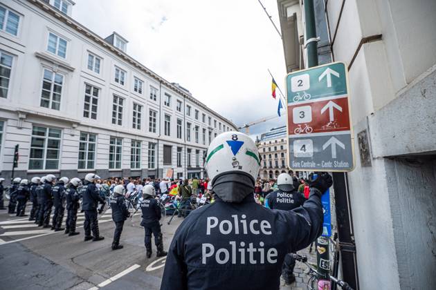 Police s forces blocked the area around the parliament at a protest gathering of teachers in front of the Federation Wallonia-Brussels parliament (Federation Wallonie-Bruxelles - Federatie Wallonie-Brussel), in Brussels, on Thursday 04 June 2026. The vote of the programme decree for education, which includes numerous austerity measures, is expected today by the government majority while protests of teachers are strong.  EMILExWINDAL 175914225