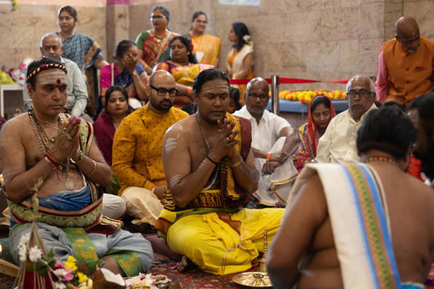 Der Sri Ganesha Hindu-Tempel in Berlin-Neukoelln (Foto vom 04.06.2026). Mehr als 20 Jahre nach den ersten Planungen wird jetzt in Berlin ein Hindu-Tempel eroeffnet. Dazu sind vom 3. bis 7. Juni mehrere Rituale geplant (Foto). Die festliche Einweihung des Tempels an der Hasenheide ist fuer Sonntag den 7. Juni geplant. Der Sri Ganesha Hindu Temple ist nach dem elefantenkoepfigen Hindu-Gott Ganesha benannt. Die Fassade des sogenannten Koenigsturms zieren 219 bunte Skulpturen. Hinter dem sechs Meter hohe Eingangsportal schliesst sich die Tempelhalle an. Darin befinden sich der Hauptaltar fuer Sri Ganesha sowie mehrere Nebenaltaere unter anderem fuer Shiva, Vishnu und Durga, jeweils bewacht von imposanten Waechterfiguren. Die Tempelhalle ziert Copyright: epd-bild HansxScherhaufer HSR69445