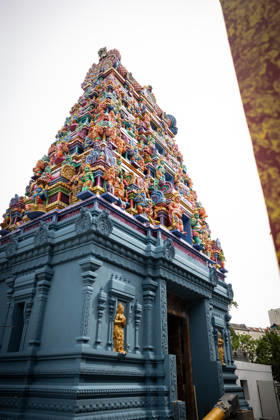 Der Sri Ganesha Hindu-Tempel in Berlin-Neukoelln (Foto vom 04.06.2026). Mehr als 20 Jahre nach den ersten Planungen wird jetzt in Berlin ein Hindu-Tempel eroeffnet. Dazu sind vom 3. bis 7. Juni mehrere Rituale geplant. Die festliche Einweihung des Tempels an der Hasenheide ist fuer Sonntag den 7. Juni geplant. Der Sri Ganesha Hindu Temple ist nach dem elefantenkoepfigen Hindu-Gott Ganesha benannt. Die Fassade des sogenannten Koenigsturms zieren 219 bunte Skulpturen. Hinter dem sechs Meter hohe Eingangsportal schliesst sich die Tempelhalle an. Darin befinden sich der Hauptaltar fuer Sri Ganesha sowie mehrere Nebenaltaere unter anderem fuer Shiva, Vishnu und Durga, jeweils bewacht von imposanten Waechterfiguren. Die Tempelhalle ziert ein se Copyright: epd-bild HansxScherhaufer HSR69487