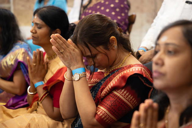 Der Sri Ganesha Hindu-Tempel in Berlin-Neukoelln (Foto vom 04.06.2026). Mehr als 20 Jahre nach den ersten Planungen wird jetzt in Berlin ein Hindu-Tempel eroeffnet. Dazu sind vom 3. bis 7. Juni mehrere Rituale geplant (Foto). Die festliche Einweihung des Tempels an der Hasenheide ist fuer Sonntag den 7. Juni geplant. Der Sri Ganesha Hindu Temple ist nach dem elefantenkoepfigen Hindu-Gott Ganesha benannt. Die Fassade des sogenannten Koenigsturms zieren 219 bunte Skulpturen. Hinter dem sechs Meter hohe Eingangsportal schliesst sich die Tempelhalle an. Darin befinden sich der Hauptaltar fuer Sri Ganesha sowie mehrere Nebenaltaere unter anderem fuer Shiva, Vishnu und Durga, jeweils bewacht von imposanten Waechterfiguren. Die Tempelhalle ziert Copyright: epd-bild HansxScherhaufer HSR69416