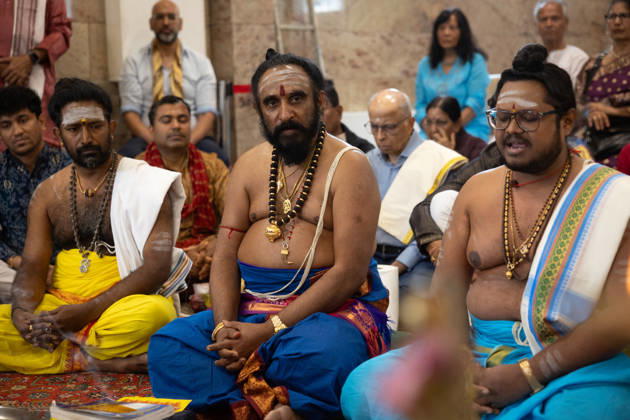 Der Sri Ganesha Hindu-Tempel in Berlin-Neukoelln (Foto vom 04.06.2026). Mehr als 20 Jahre nach den ersten Planungen wird jetzt in Berlin ein Hindu-Tempel eroeffnet. Dazu sind vom 3. bis 7. Juni mehrere Rituale geplant (Foto). Die festliche Einweihung des Tempels an der Hasenheide ist fuer Sonntag den 7. Juni geplant. Der Sri Ganesha Hindu Temple ist nach dem elefantenkoepfigen Hindu-Gott Ganesha benannt. Die Fassade des sogenannten Koenigsturms zieren 219 bunte Skulpturen. Hinter dem sechs Meter hohe Eingangsportal schliesst sich die Tempelhalle an. Darin befinden sich der Hauptaltar fuer Sri Ganesha sowie mehrere Nebenaltaere unter anderem fuer Shiva, Vishnu und Durga, jeweils bewacht von imposanten Waechterfiguren. Die Tempelhalle ziert Copyright: epd-bild HansxScherhaufer HSR69433
