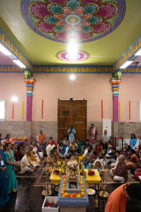 Der Sri Ganesha Hindu-Tempel in Berlin-Neukoelln (Foto vom 04.06.2026). Mehr als 20 Jahre nach den ersten Planungen wird jetzt in Berlin ein Hindu-Tempel eroeffnet. Dazu sind vom 3. bis 7. Juni mehrere Rituale geplant (Foto). Die festliche Einweihung des Tempels an der Hasenheide ist fuer Sonntag den 7. Juni geplant. Der Sri Ganesha Hindu Temple ist nach dem elefantenkoepfigen Hindu-Gott Ganesha benannt. Die Fassade des sogenannten Koenigsturms zieren 219 bunte Skulpturen. Hinter dem sechs Meter hohe Eingangsportal schliesst sich die Tempelhalle an. Darin befinden sich der Hauptaltar fuer Sri Ganesha sowie mehrere Nebenaltaere unter anderem fuer Shiva, Vishnu und Durga, jeweils bewacht von imposanten Waechterfiguren. Die Tempelhalle ziert Copyright: epd-bild HansxScherhaufer HSR69471