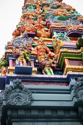Der Sri Ganesha Hindu-Tempel in Berlin-Neukoelln (Foto vom 04.06.2026). Mehr als 20 Jahre nach den ersten Planungen wird jetzt in Berlin ein Hindu-Tempel eroeffnet. Dazu sind vom 3. bis 7. Juni mehrere Rituale geplant. Die festliche Einweihung des Tempels an der Hasenheide ist fuer Sonntag den 7. Juni geplant. Der Sri Ganesha Hindu Temple ist nach dem elefantenkoepfigen Hindu-Gott Ganesha benannt. Die Fassade des sogenannten Koenigsturms zieren 219 bunte Skulpturen. Hinter dem sechs Meter hohe Eingangsportal schliesst sich die Tempelhalle an. Darin befinden sich der Hauptaltar fuer Sri Ganesha sowie mehrere Nebenaltaere unter anderem fuer Shiva, Vishnu und Durga, jeweils bewacht von imposanten Waechterfiguren. Die Tempelhalle ziert ein se Copyright: epd-bild HansxScherhaufer HSR69505