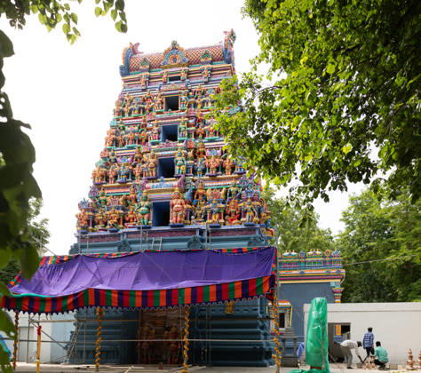 Der Sri Ganesha Hindu-Tempel in Berlin-Neukoelln (Foto vom 04.06.2026). Mehr als 20 Jahre nach den ersten Planungen wird jetzt in Berlin ein Hindu-Tempel eroeffnet. Dazu sind vom 3. bis 7. Juni mehrere Rituale geplant. Die festliche Einweihung des Tempels an der Hasenheide ist fuer Sonntag den 7. Juni geplant. Der Sri Ganesha Hindu Temple ist nach dem elefantenkoepfigen Hindu-Gott Ganesha benannt. Die Fassade des sogenannten Koenigsturms zieren 219 bunte Skulpturen. Hinter dem sechs Meter hohe Eingangsportal schliesst sich die Tempelhalle an. Darin befinden sich der Hauptaltar fuer Sri Ganesha sowie mehrere Nebenaltaere unter anderem fuer Shiva, Vishnu und Durga, jeweils bewacht von imposanten Waechterfiguren. Die Tempelhalle ziert ein se Copyright: epd-bild HansxScherhaufer HSR69510
