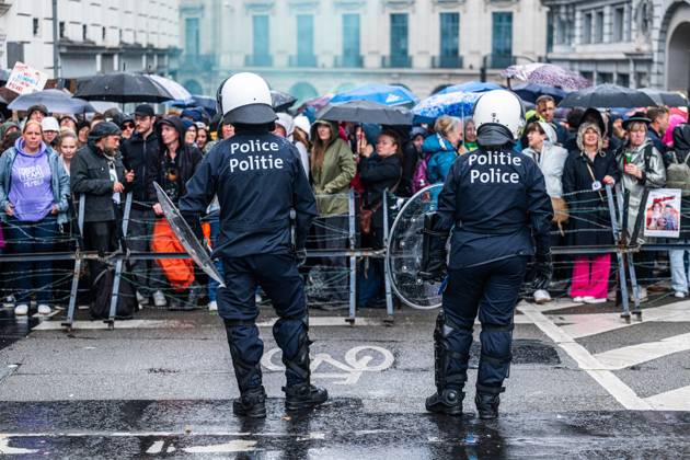 Riot police pictured at a protest gathering of teachers in front of the Federation Wallonia-Brussels parliament (Federation Wallonie-Bruxelles - Federatie Wallonie-Brussel), in Brussels, on Thursday 04 June 2026. The vote of the programme decree for education, which includes numerous austerity measures, is expected today by the government majority while protests of teachers are strong.  EMILExWINDAL 175924833