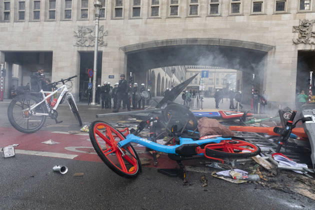 With parliament set to vote today on the approval of the French-speaking education reform, large numbers of teachers are demonstrating outside the Parliament of the Wallonia-Brussels Federation. Since this morning, sporadic clashes between small groups of protesters and the police have punctuated the demonstration. The reform is deeply unpopular among teachers, and the very fact that it is being put to a vote has sparked a fierce debate between the majority and the opposition. - 04 06 2026 - Belgium Brussels Brussels -  NicolasxLandemardx xLexPictorium LePictorium_0335430