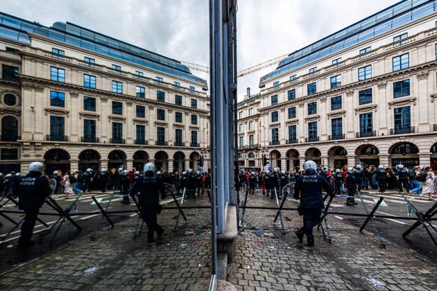This image shows police in front of protesters during a protest gathering of teachers in front of the Federation Wallonia-Brussels parliament (Federation Wallonie-Bruxelles - Federatie Wallonie-Brussel), in Brussels, on Thursday 04 June 2026. The vote of the programme decree for education, which includes numerous austerity measures, is expected today by the government majority while protests of teachers are strong.  EMILExWINDAL 175953910