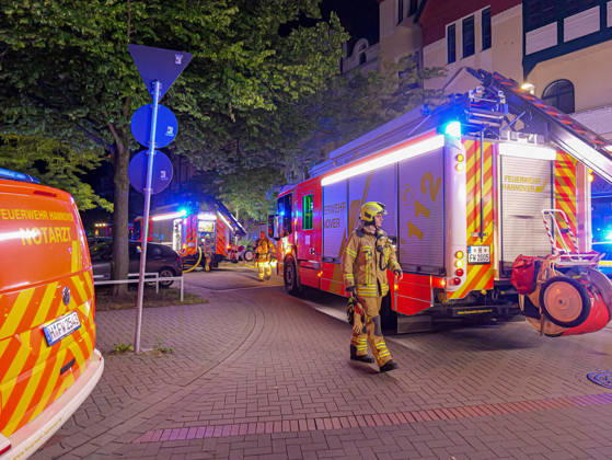 Apartment fire in Hanover Döhren An apartment was on fire in Hanover Fire brigade rescued several people from the building using two turntable ladders Copyright: xBerndxGüntherx