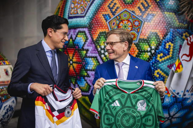 R L Johann Wadephul CDU , Federal Foreign Minister, and Roberto Velasco Alvarez, Foreign Minister of Mexico, exchange soccer jerseys during a meeting in Mexico City, 04 06 2026 Photographed on behalf of the Federal Foreign Office Mexico City Mexico Copyright: xJulianexSonntag AAx