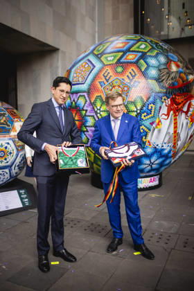 R L Johann Wadephul CDU , Federal Foreign Minister, and Roberto Velasco Alvarez, Foreign Minister of Mexico, exchange soccer jerseys during a meeting in Mexico City, 04 06 2026 Photographed on behalf of the Federal Foreign Office Mexico City Mexico Copyright: xJulianexSonntag AAx