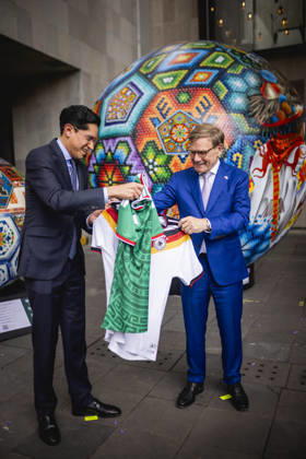 R L Johann Wadephul CDU , Federal Foreign Minister, and Roberto Velasco Alvarez, Foreign Minister of Mexico, exchange soccer jerseys during a meeting in Mexico City, 04 06 2026 Photographed on behalf of the Federal Foreign Office Mexico City Mexico Copyright: xJulianexSonntag AAx