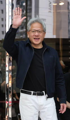 Nvidia CEO Huang arrives in S. Korea Nvidia CEO Huang arrives in S. Korea U.S. chip giant Nvidia Corp. CEO Jensen Huang waves as he arrives at Seoul Gimpo Business Aviation Center in western Seoul on June 5, 2026. (Yonhap) 2026-06-05 14:24:58 < 1980-2026 YONHAPNEWS AGENCY. .> ¼­¿ïÆ¯º°½Ã EDITORIAL USE ONLY  Copyright: xx PYH2026060508660031500 YonhapxNewsx yonphotos253024