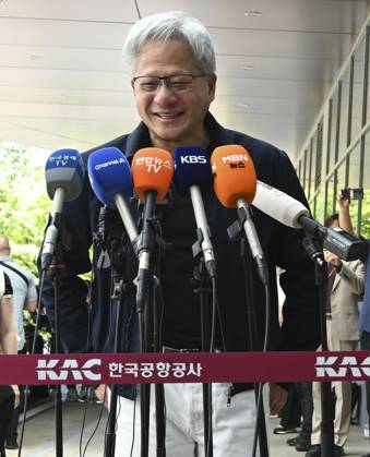 Nvidia CEO Huang arrives in S. Korea Nvidia CEO Huang arrives in S. Korea U.S. chip giant Nvidia Corp. CEO Jensen Huang speaks to reporters upon arrival at Seoul Gimpo Business Aviation Center in western Seoul on June 5, 2026. (Pool photo) (Yonhap) 2026-06-05 14:34:36 < 1980-2026 YONHAPNEWS AGENCY. .> ¼­¿ïÆ¯º°½Ã EDITORIAL USE ONLY  Copyright: xx PYH2026060508960031500 YonhapxNewsx yonphotos253025