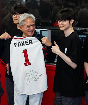 Nvidia CEO Huang in S. Korea Nvidia CEO Huang in S. Korea U.S. chip giant Nvidia Corp. CEO Jensen Huang (L) receives a gift from South Korean esports star Lee Sang-hyeok, better known as Faker, during his meeting with members of the T1 League of Legends team at a PC gaming cafe in Seoul on June 5, 2026. (Pool photo) (Yonhap) 2026-06-05 16:01:58 < 1980-2026 YONHAPNEWS AGENCY. .> ¼­¿ïÆ¯º°½Ã EDITORIAL USE ONLY  Copyright: xx PYH2026060511270031500 YonhapxNewsx yonphotos253031