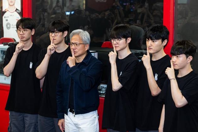Nvidia CEO Huang in S. Korea Nvidia CEO Huang in S. Korea U.S. chip giant Nvidia Corp. CEO Jensen Huang (3rd from L) mimics a well-known shush gesture of South Korean esports star Lee Sang-hyeok (4th from L), better known as Faker -- placing an index finger to his lips -- as he poses for a group photo with members of the T1 League of Legends team during their meeting at a PC gaming cafe in Seoul on June 5, 2026. (Pool photo) (Yonhap) 2026-06-05 16:03:17 < 1980-2026 YONHAPNEWS AGENCY. .> ¼­¿ïÆ¯º°½Ã EDITORIAL USE ONLY  Copyright: xx PYH2026060511380031500 YonhapxNewsx yonphotos253032