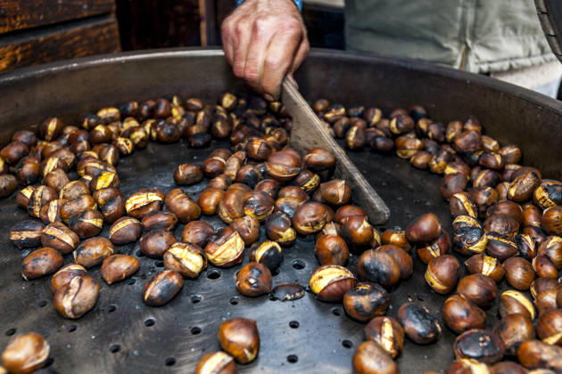 Roasting chestnut at a street market in Bellinzona Ticino, Lugano Tessin Schweiz Lugano EGBF01841