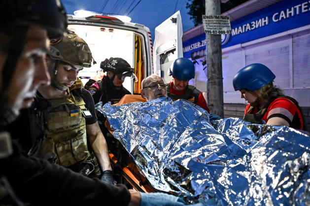 Medics and volunteers put an injured man, covered with a space blanket, on a stretcher into an ambulance during a response effort to a Russian drone strike on a residential area in the Shevchenkivskyi district of Zaporizhzhia, Ukraine, June 4, 2026. Russian forces launched a drone strike on one of the city’s residential areas, killing one person and injuring 16 others. The blast wave and debris shattered windows and balconies in apartment blocks. (Photo by Dmytro Smolienko Ukrinform) Russian forces launch drone strike on district in Zaporizhzhia  Copyright: xDmytroxSmolienkox