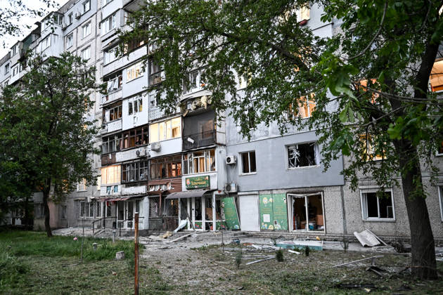 An apartment block in the Shevchenkivskyi district is damaged by a Russian drone attack, Zaporizhzhia, Ukraine, June 4, 2026. Russian forces launched a drone strike on one of the city’s residential areas, killing one person and injuring 16 others. The blast wave and debris shattered windows and balconies in apartment blocks. (Photo by Dmytro Smolienko Ukrinform) Russian forces launch drone strike on district in Zaporizhzhia  Copyright: xDmytroxSmolienkox