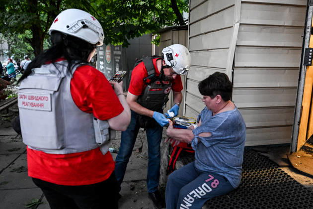 A medic administers first aid to an injured woman during a response effort to a Russian drone strike on the Shevchenkivskyi district of Zaporizhzhia, Ukraine, June 4, 2026. Russian forces launched a drone strike on one of the city’s residential areas, killing one person and injuring 16 others. The blast wave and debris shattered windows and balconies in apartment blocks. (Photo by Dmytro Smolienko Ukrinform) Russian forces launch drone strike on district in Zaporizhzhia  Copyright: xDmytroxSmolienkox